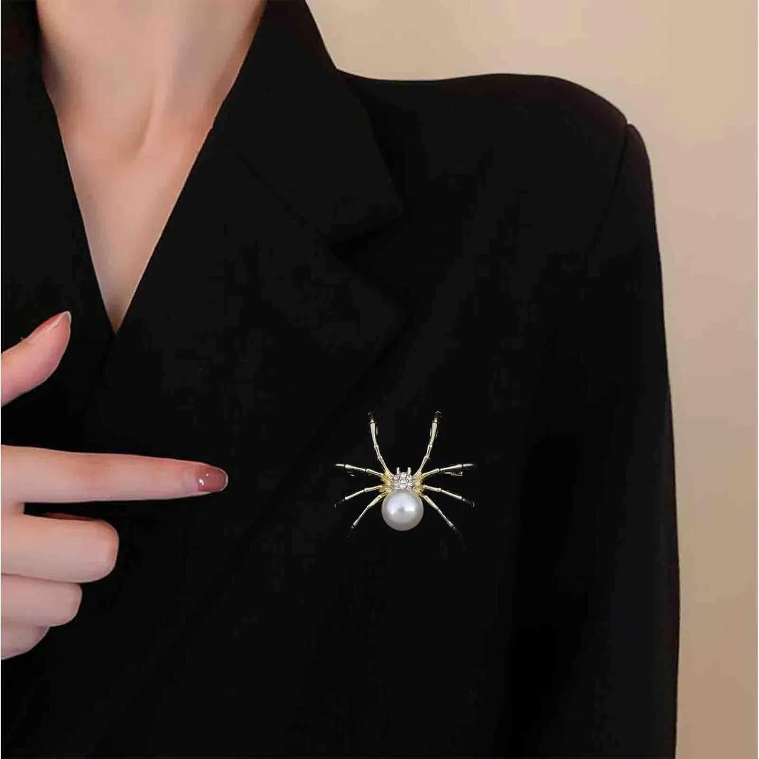 Andelaisi Boho Rhinestone Spider Brooch Pin Gold Crystal Pearl Spider Brooch Vintage Spider Pearl Brooch Gothic Cz Pearl Spider Badge Pin Clothing Hat Bag Accessories Jewelry for Women and Girls